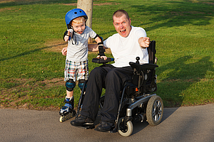 Un père et son enfant handicapé.