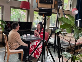 Les coulisses du tournage de la rencontre entre Rosalie et Luca dans un café